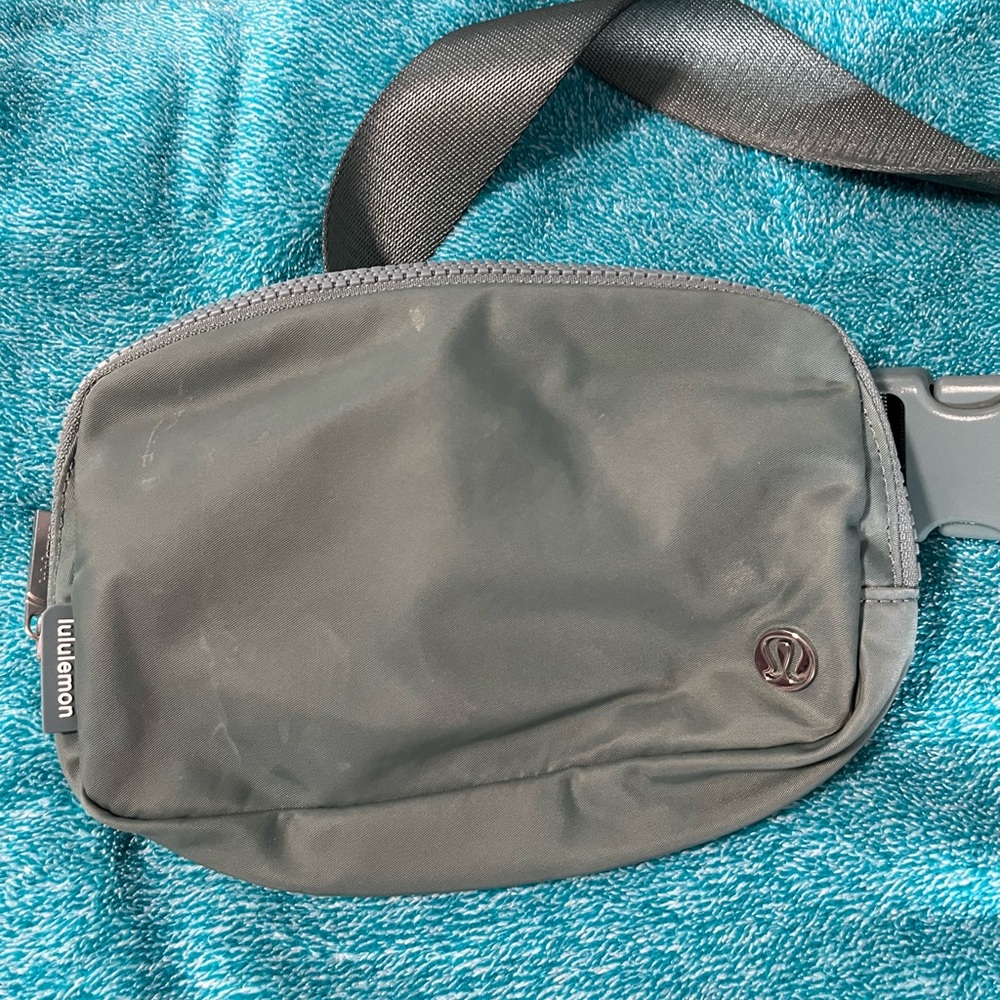 lululemon athletica tidewater teal belt bag